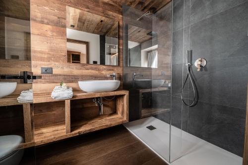 bagno con 2 lavandini e doccia di ALPINE DAYS Mountain Home a Madonna di Campiglio