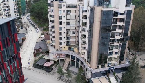widok na wysoki budynek z ulicą w obiekcie Seven Luxury Suites w Tiranie