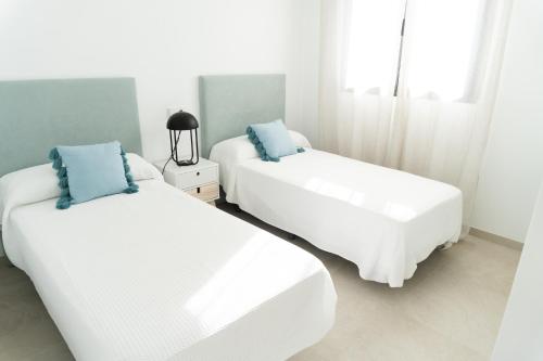 Posteľ alebo postele v izbe v ubytovaní Apartamento nuevo junto al mar con plaza de garaje!! Perfecto para familias