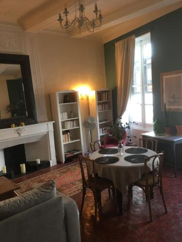 un salon avec une table et un canapé dans l'établissement Ancienne maison de maîtres, à Lourmarin