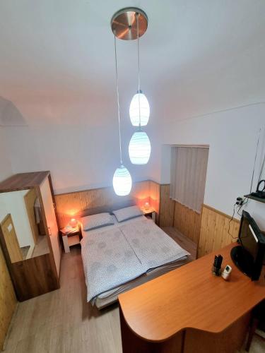 1 dormitorio con cama, mesa y luces en Studio Heart of the Town, en Dubrovnik