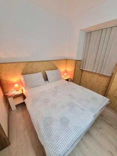 1 dormitorio con 1 cama blanca grande y 2 lámparas en Studio Heart of the Town, en Dubrovnik