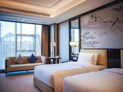 Letto o letti in una camera di Wyndham Grand Tongren Downtown Hotel