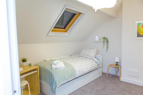 Кровать или кровати в номере High Peak Place - Spacious Whaley Bridge Townhouse