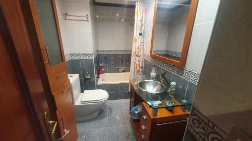 Koupelna v ubytování El 5º de Eusebio Miranda - con garaje · Wifi · 3 hab · 2 baños