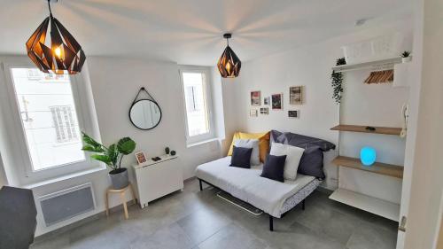un salon avec un canapé et un miroir dans l'établissement MaxBnb - Studio Cozy - Climatisé - WiFi Fibre - 10 min à pied Gare -3-, à Toulon