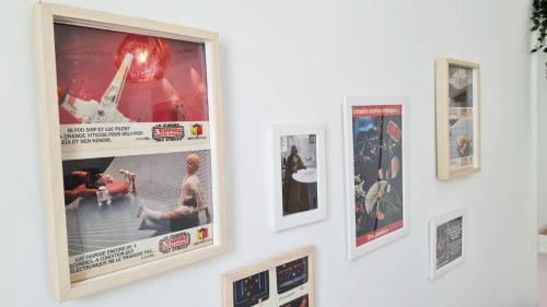 un groupe de photos accrochées à un mur dans l'établissement MaxBnb - Studio Cozy - Climatisé - WiFi Fibre - 10 min à pied Gare -3-, à Toulon