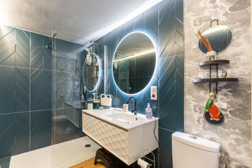 La salle de bains est pourvue d'un lavabo et d'un miroir. dans l'établissement Régulus, à Meschers-sur-Gironde