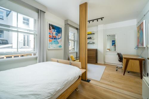 Un pat sau paturi într-o cameră la ALTIDO Lovely 1 bed flat, near Parsons Green and Fulham Broadway