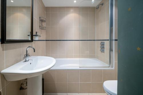 Ванная комната в JOIVY Lovely 1 bed flat, near Parsons Green and Fulham Broadway