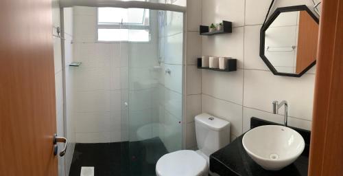 ein Badezimmer mit Glasdusche und Toilette in der Unterkunft Parque Caminho das Baraúnas in Caruaru