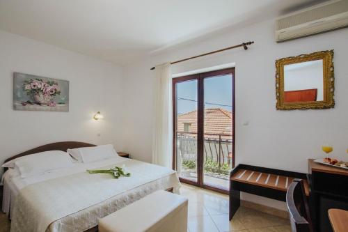 Postel nebo postele na pokoji v ubytování Hotel Vila Tina