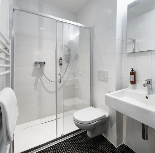 Bilik mandi di VN17 Rooftop Suites by Adrez