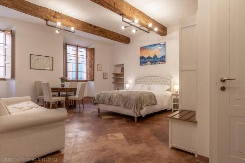 1 dormitorio con 1 cama, mesa y sillas en Casa Maghinardo en Brisighella