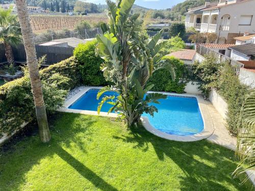 una vista aérea de una piscina en un patio en Rocamar Villa Private Pool & 5min to the Beach by Olala Homes, en Sant Pere de Ribes