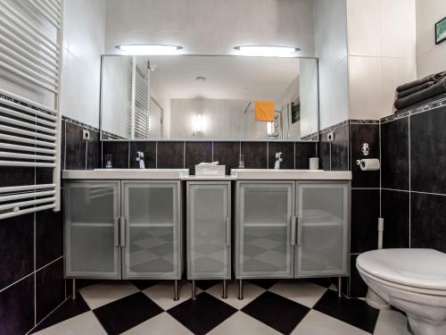 La salle de bains est pourvue de toilettes, d'un lavabo et d'un miroir. dans l'établissement Studio Tara at the Beach, à Zandvoort