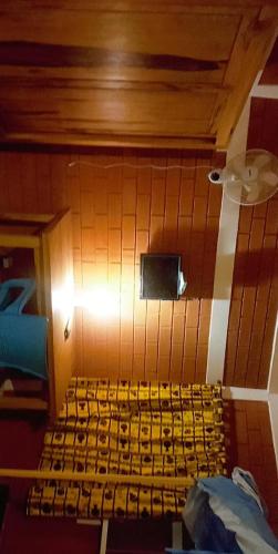 a room with a tv on a wall at Belle villa in Poponguine