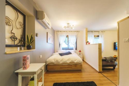 Habitación pequeña con cama y ventana en שניר 119 - סוויטה מדהימה לזוגות וסוויטה קסומה למשפחות בכפר ורדים en Kefar Weradim