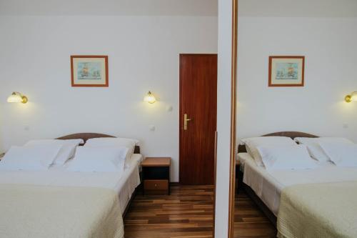Postel nebo postele na pokoji v ubytování Hotel Vila Tina