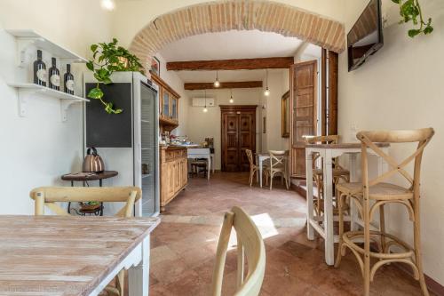a kitchen and dining room with a table and chairs at Casa Maghinardo in Brisighella