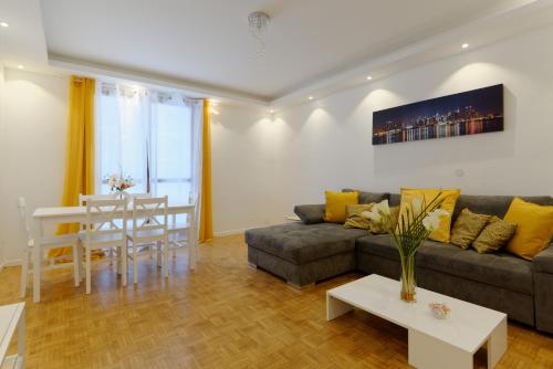 un salon avec un canapé et une table dans l'établissement Un été sans fin, à Marseille