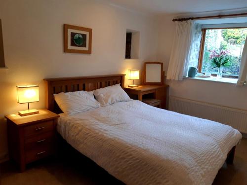 Ένα ή περισσότερα κρεβάτια σε δωμάτιο στο Plough Cottage is a 18th Century barn conversion offering a tranquil rural retreat 9 miles from the Lake District National Park