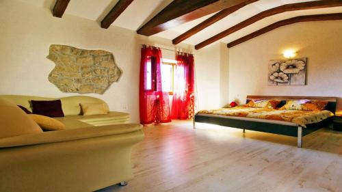 1 dormitorio con 1 cama y 1 sofá en una habitación en Villa Bella Vista near Ucka Nature Park, en Lupoglav