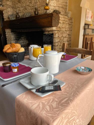 een tafel met koffiekopjes en croissants erop bij Auberge Coralli in Sartène
