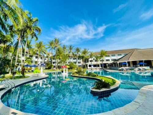 a pool at the resort at NH Boat Lagoon Phuket Resort in Phuket