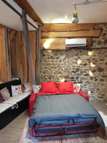 Cama o camas de una habitación en Ancien cuvage du Beaujolais - Studio tout confort - BY PRIMO C0NCIERGERIE