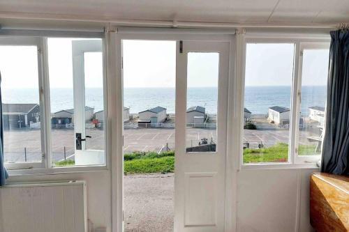 Üldine mäevaade või majutusasutusest Sea Forever - Beautiful Chalet which Overlooks the Sea! Amazing Views,Lovely Interior and Set Within the Best Part of Lyme with Beaches, Restaurants and Harbour all on your Doorstep! Rated Highly pildistatud vaade