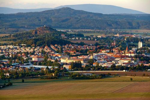 an aerial view of a town with mountains in the background at Apartmán U krále - 1 in Jičín