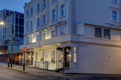 un gran edificio blanco en una calle de la ciudad en Best Western Buckingham Palace Rd en Londres