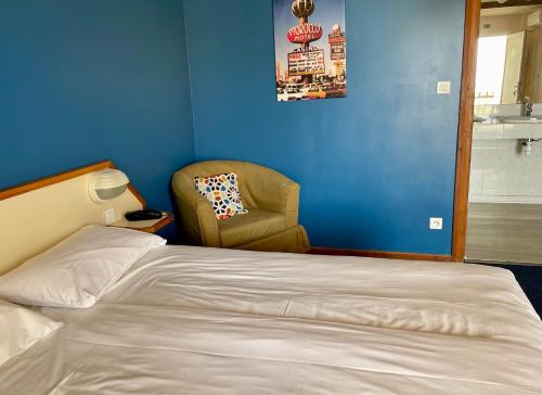 Postel nebo postele na pokoji v ubytování Amerique Hotel Palavas - Piscine - Plage