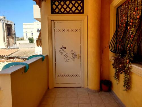 Una porta con un disegno di un pollo sopra di Sweetness Wave Home a Quartu SantʼElena