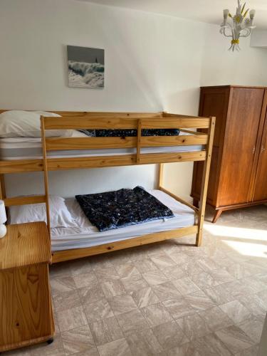 a bedroom with bunk beds in a room at Petite maison au coeur du village in Mesquer