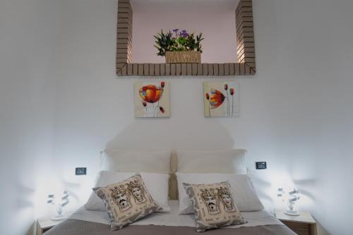 - une chambre avec un lit et un miroir au-dessus dans l'établissement La Rocca, à Nicosia