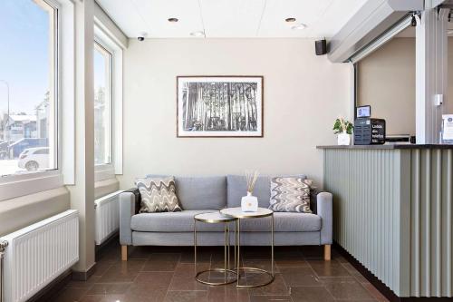 sala de estar con sofá y mesa en Sure Hotel Studio by Best Western Bromma, en Estocolmo