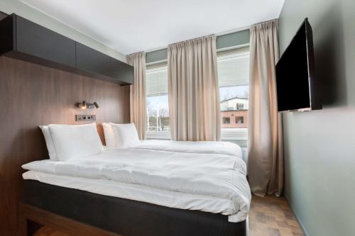 Una cama o camas en una habitación de Sure Hotel Studio by Best Western Bromma