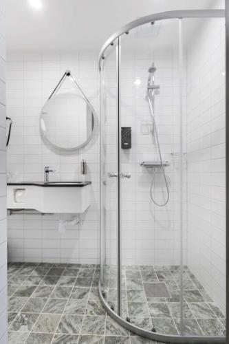 Un baño de Sure Hotel Studio by Best Western Bromma