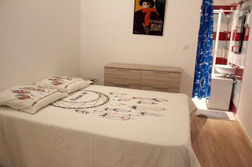 Katil atau katil-katil dalam bilik di Spacious apartment in Mindelo, mountain view, 164 m²