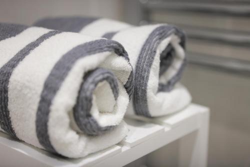 une rangée de serviettes posées sur un clavier dans l'établissement Southbank Leeds Apartment. New! With Free Parking, à Leeds