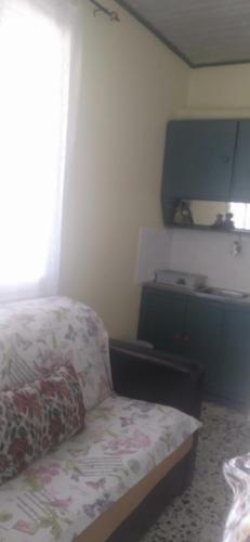 a bedroom with a bed with a pillow and a window at Cozy house 3 in Vrahati