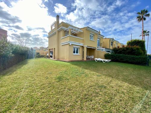 Entre hoyos y la playa Grupo AC Gestion