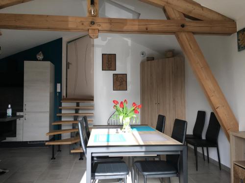 een eetkamer met een tafel en stoelen bij Gîte de brizolles in Cluny