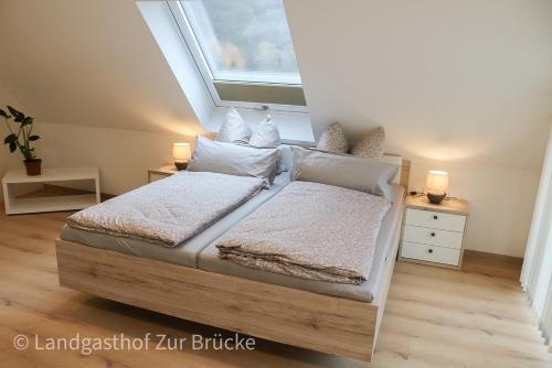 1 dormitorio con 1 cama con 2 almohadas y ventana en Aparthotel Layblick, en Senhals