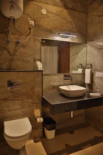a bathroom with a white toilet and a sink at Mannat Resort Paota in Prāgpura