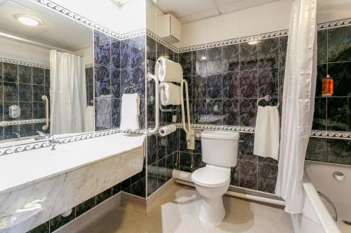 Un baño de Cedar Court Hotel Harrogate