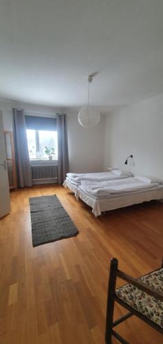 Ένα ή περισσότερα κρεβάτια σε δωμάτιο στο Lägenheten mitt i byn