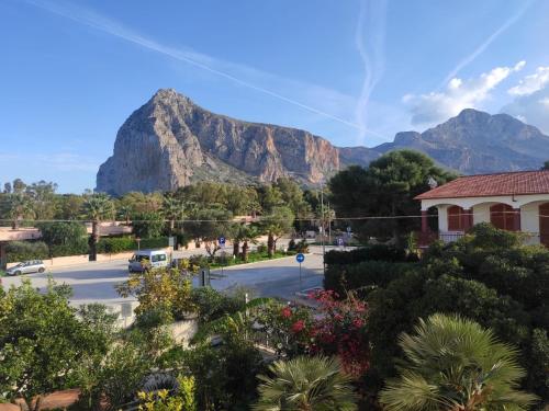 A general mountain view or a mountain view taken from Az apartmant